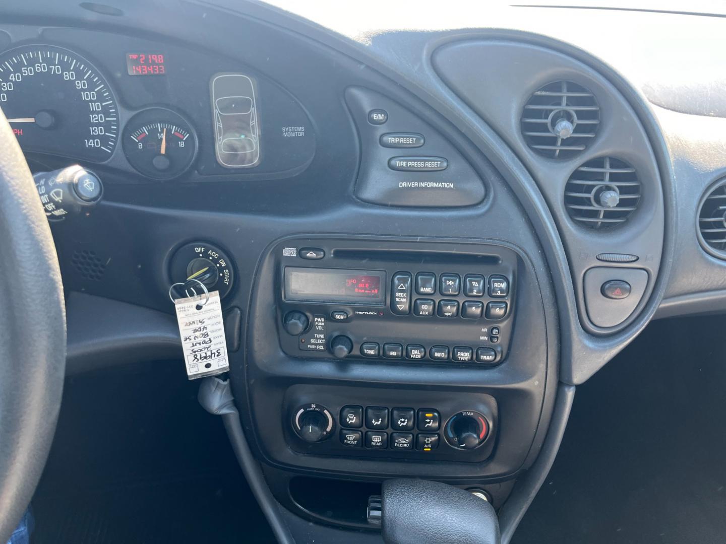 2005 SILVER /gray Pontiac Bonneville SE (1G2HX52K45U) with an 3.8L V6 OHV 12V engine, 4-Speed Automatic Overdrive transmission, located at 14700 Tomball Parkway 249, Houston, TX, 77086, (281) 444-2200, 29.928619, -95.504074 - Photo#14